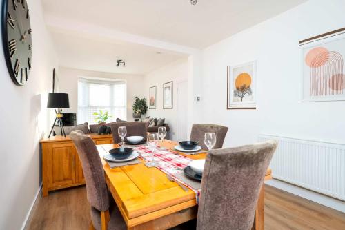 a dining room with a wooden table and chairs at Monks Quarters, Luxury 3 bed, Sleeps 6, PRIVATE PARKING x 2, Ideal for Groups & families, Prime location in Lincoln