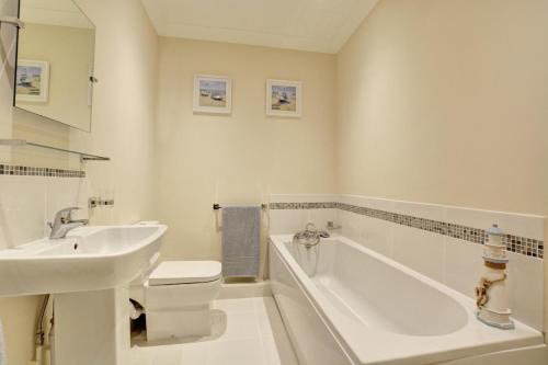 a bathroom with a sink and a tub and a toilet at 2 Bed in Ingworth oc-1731 in Ingworth