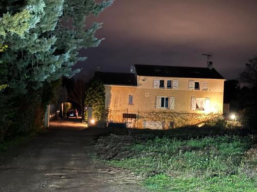 ein Haus bei Nacht mit Lichtern davor in der Unterkunft Pause Provençale Le Muy in Le Muy
