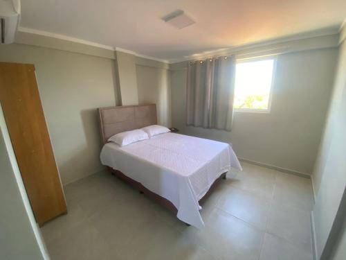 a small bedroom with a bed with a window at Residencial T&D V AP 501 - À 5min do Centro e Faculdades in Mossoró