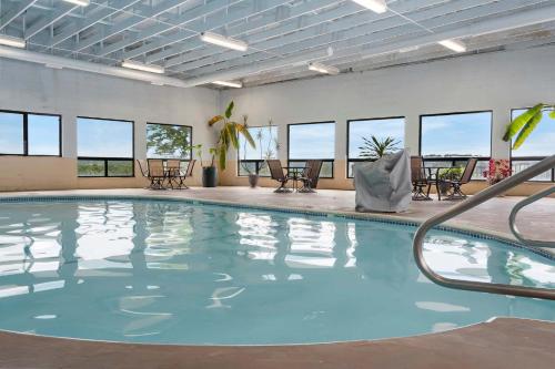 a large swimming pool in a building with windows at Driftwood Den Condo for 2 in Kimberling City
