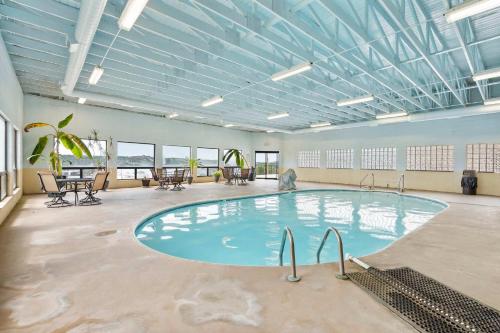 a large pool in a large room with tables and chairs at Lakin it Easy Condo for 2 in Kimberling City