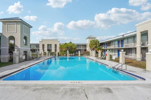 a large swimming pool in the courtyard of a apartment building at Stayable Lakeland in Lakeland