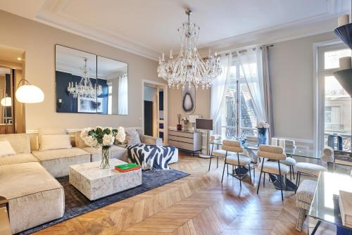 un salon avec un canapé et une table dans l'établissement Spacious flat - Champs Elysées, à Paris