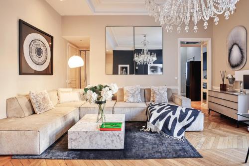 un salon avec un canapé et une table dans l'établissement Spacious flat - Champs Elysées, à Paris