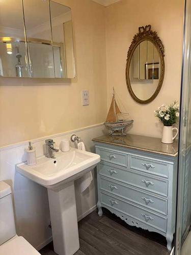 ein Badezimmer mit Waschbecken und Spiegel in der Unterkunft Westview Accommodation in Stornoway