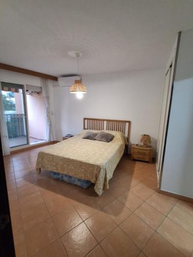 a bedroom with a bed in a room at Sol y Mar Fuengirola in Fuengirola