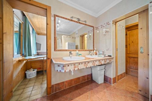 a bathroom with a sink and a large mirror at Haus Martin Appartement Eichhörnchen in Ramsau am Dachstein