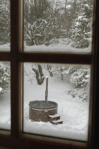 a window with a view of a snow covered yard at Artist's House in Falsztyn