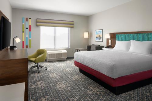 a hotel room with a bed and a desk at Hampton Inn & Suites Somerset in Somerset