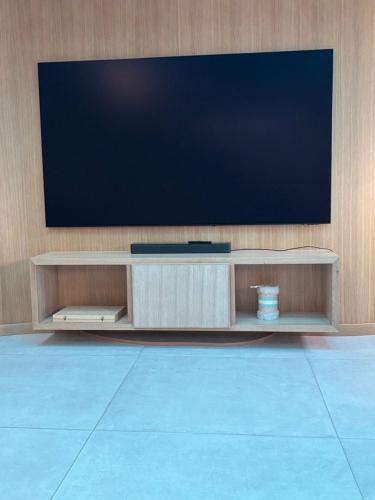 un soggiorno con una TV a schermo piatto su una parete di nanda devi a Clichy