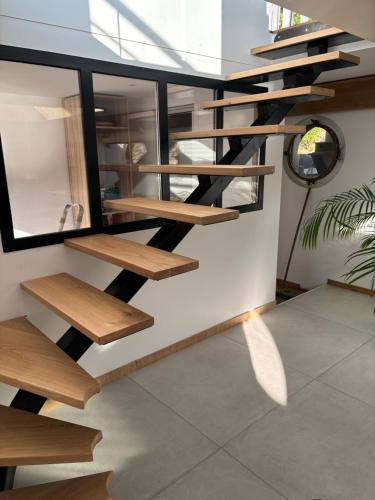 una stanza con scaffali di legno su una parete di nanda devi a Clichy