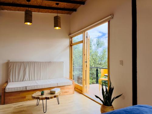 a living room with a bench and a balcony at Ziatá in Simijaca