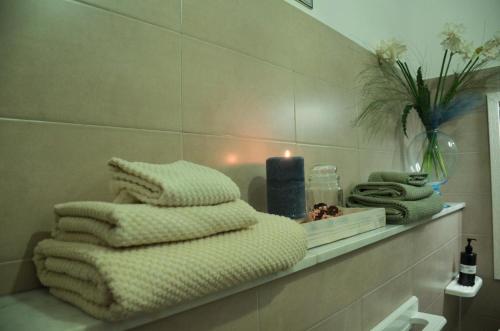 a pile of towels sitting on a shelf in a bathroom at La Casetta di Gio' con Parcheggio in Lerici