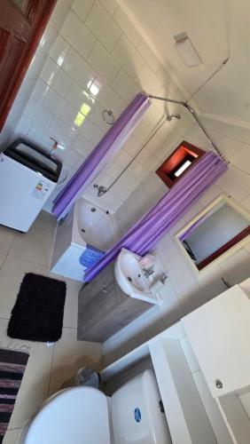 an overhead view of a bathroom with two sinks and a toilet at Cabañas y hostal Aurora in Castro