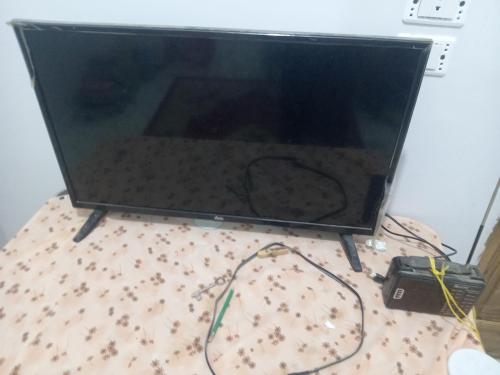 Ein Flachbildfernseher steht auf einem Tisch. in der Unterkunft Tabrany in Qaryat Abū Bakr aş Şiddīq