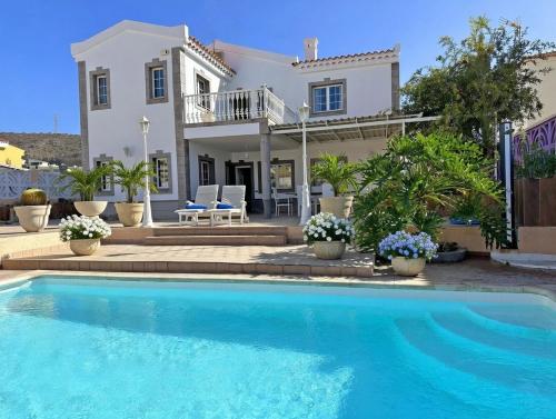 Villa Esmeralda junto al mar