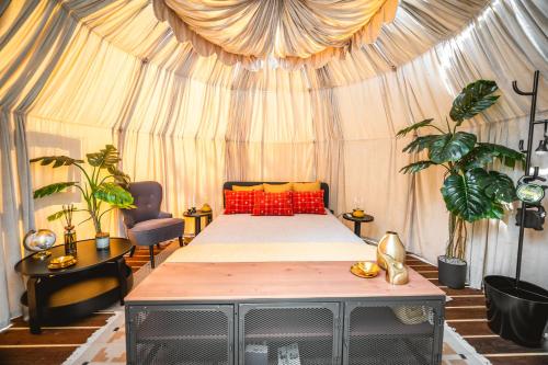 a bedroom with a bed in a tent at Sherlock Home in Czarnówiec