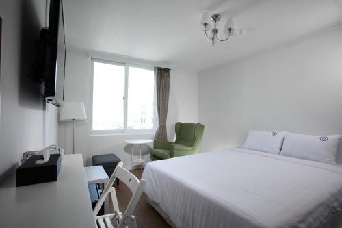 TV a/nebo společenská místnost v ubytování Hillside Hotel