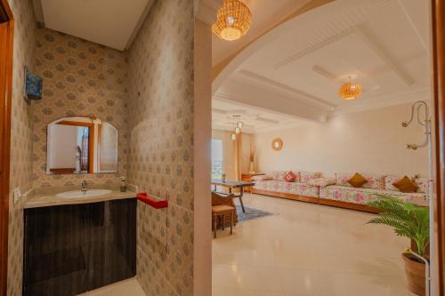 a living room with a couch and a sink at appartement chaleureux essaouira in Essaouira