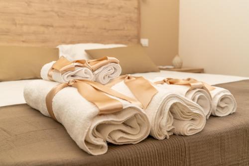 a pile of towels sitting on top of a bed at B&B Conero Hermitage in Marcelli