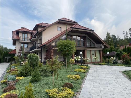 a house with a garden in front of it at Willa Fox - Wisła Centrum in Wisła