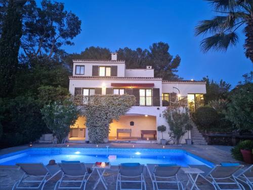 Luxury Getaway - Modern Villa with pool and AC