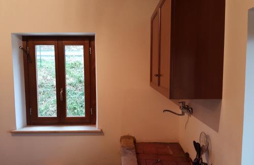 eine Küche mit einem Fenster in einem Zimmer in der Unterkunft Il Merangolo in Montebuono