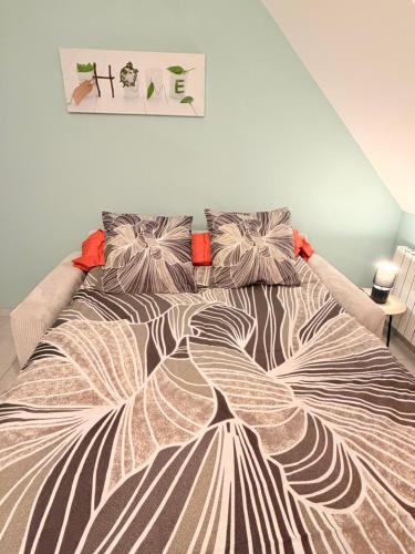 a bedroom with a bed with a blanket on it at Refuge idéal in Digoin