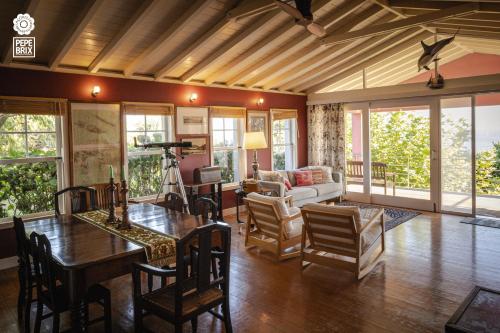a living room with a table and chairs at Quinta da Meia Eira in Horta