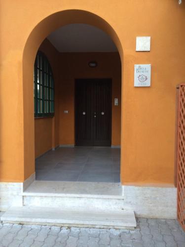 an entrance to a building with a brown door at B&B La Veranda di Gio in Torrimpietra