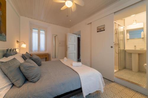 a bedroom with a bed and a bathroom with a sink at Loving Loppia - Glicine in Bellagio