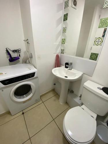 a bathroom with a washing machine and a sink at Arena Marina-Sol l in El Cerrillo