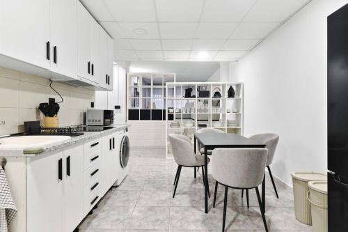 Modern Coastal Apartment Newly Renovated WiFi A.C