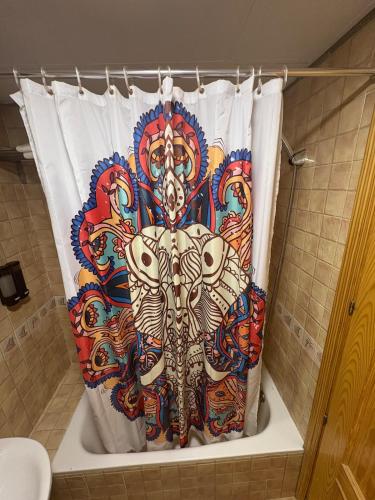 a shower curtain with an elephant design in a bathroom at Encantador, tranquilo y centrico in Málaga