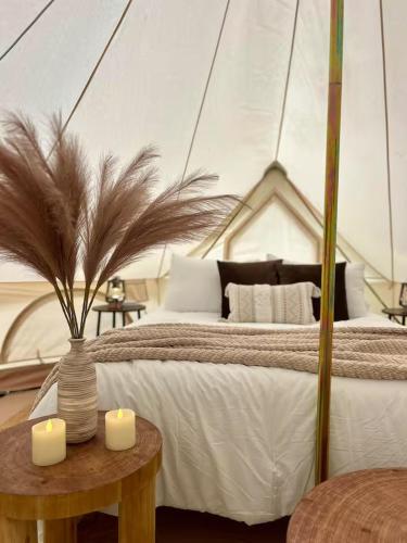 ein Schlafzimmer mit einem Bett und zwei Kerzen auf einem Tisch in der Unterkunft Rustic Ridge in Gentry