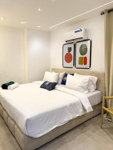 a bedroom with a large white bed in a room at MAISON 9 Apartments Surulere in Lagos