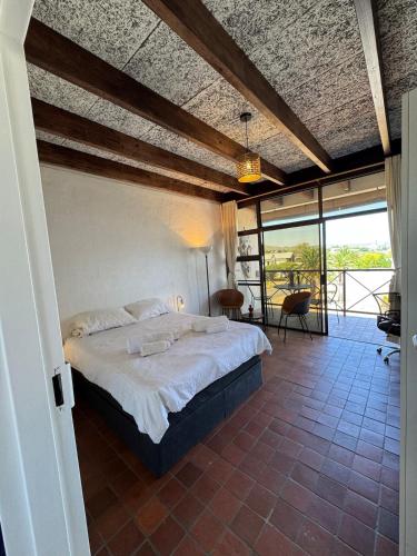 une chambre avec un grand lit dans une pièce dans l'établissement Perfect, à Windhoek