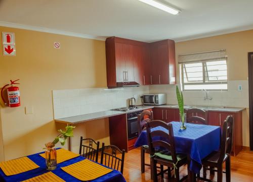 una cucina con un tavolo con una tovaglia blu sopra di Josef Self Catering a Swakopmund
