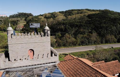 a building with a clock on top of it at Pousada Castello Benvenutti in Bento Gonçalves