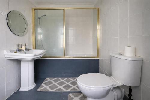 a bathroom with a toilet and a sink at Evo C - 2 Bed Apartment 2 Min Walk to Station - longer stays available in Gravesend