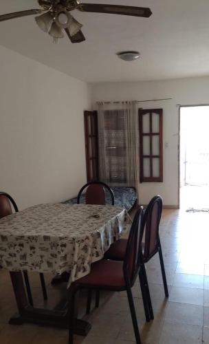 a dining room table with chairs and a ceiling fan at Casa Aurora 1 Cosquín in Cosquín