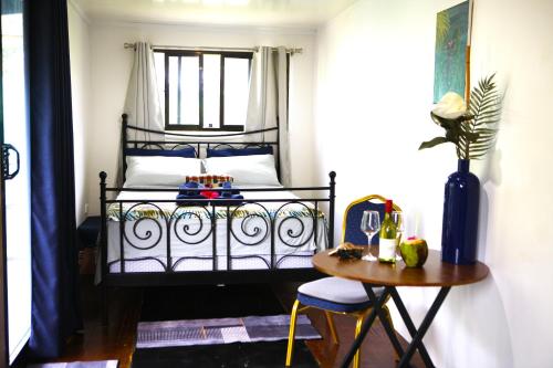 MAUI CREEK BURES Tiny home by the creek!