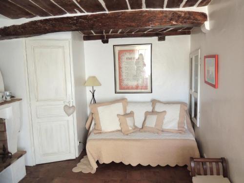 a bedroom with a bed with pillows on it at Ferienhaus in der Altstadt von Grimaud in Grimaud