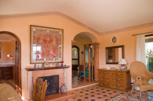 a living room with a fireplace and a mirror at La Valise Los Cabos in Boca de la Vinorama