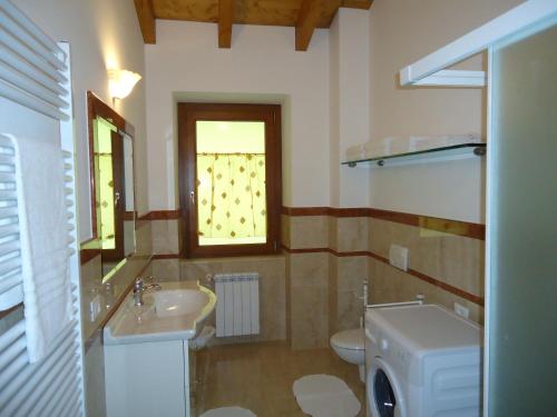 クロネにあるVilla Carlottaのバスルーム(洗面台、トイレ付)、窓が備わります。