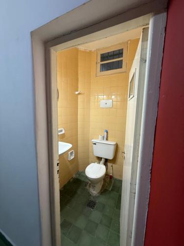 a bathroom with a toilet and a sink at HOSTEL del MUNDO in Villa María
