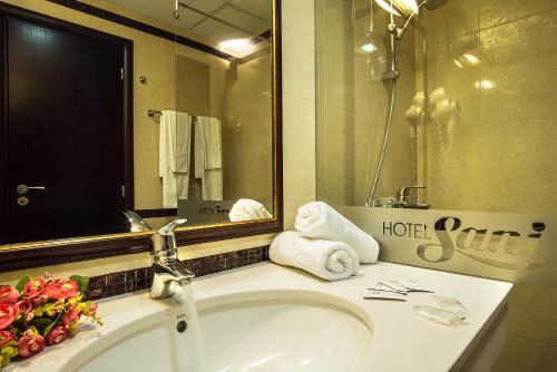 Ett badrum på Hotel Sani