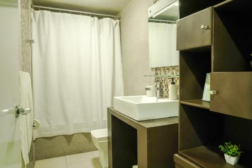 a bathroom with a sink and a toilet and a shower at Casa Prisma amplitud y privacidad in Chihuahua