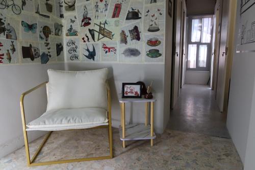 a room with a white chair and a table at Casa Saratoga in Mexico City